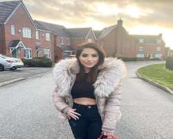 Itani loves traveling and visited London, the United Kingdom on new year's eve of 2021.